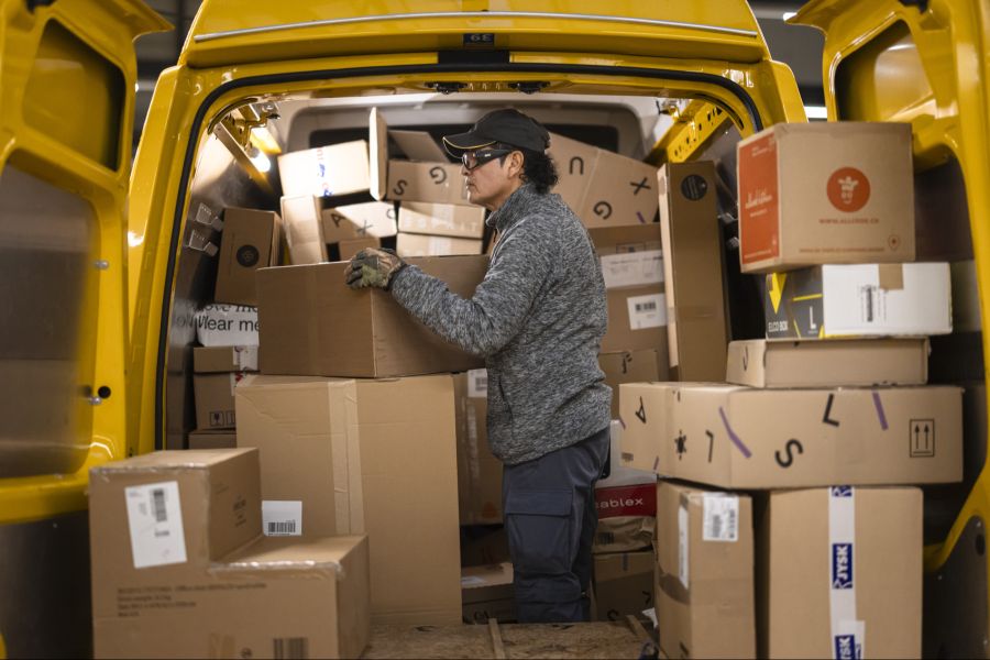 Andere Postboten verlieren laut Kerstin Büchel Zeit mit Erklärungen.