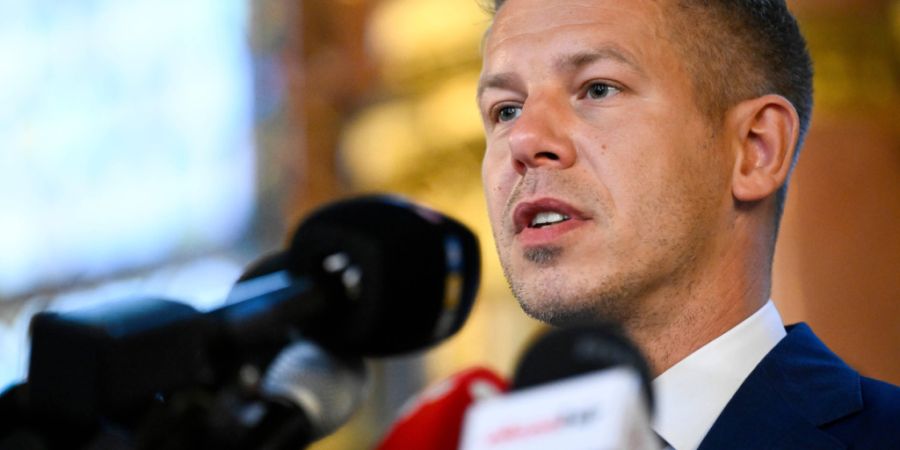 Der gewählte Ministerpräsident Peter Magyar, Vorsitzender der Tisza-Partei, spricht nach der Vorbereitung für die Eröffnungssitzung des Parlaments im Parlamentsgebäude zu Medienver...