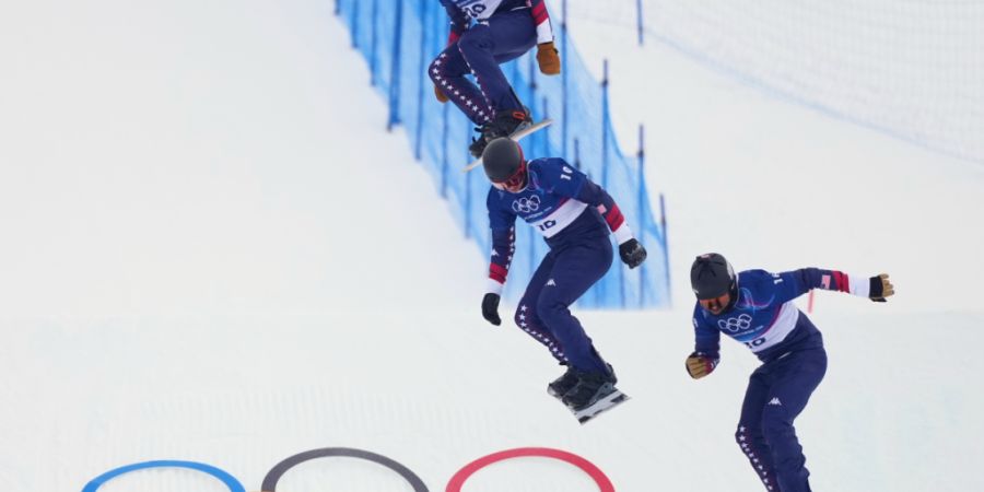 Nick Baumgartner (unten im Bild) bei einem Training an den Winterspielen in Livigno mit seinen Teamkollegen Cody Winters (ganz oben) und Nathan Pare. (Archivbild)