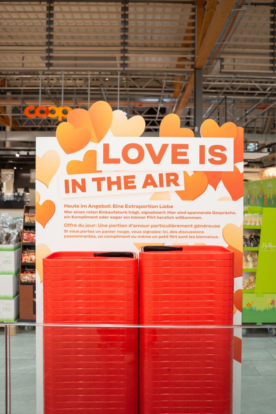 Wer gesprächsfreudig ist oder sogar bereit ist für einen Flirt, kann sich bei Coop aktuell ein rotes Körbli schnappen.