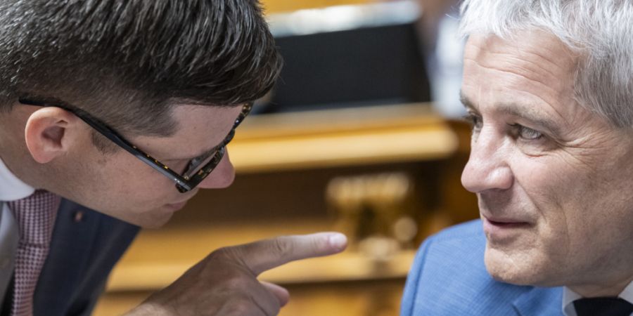 Simone Gianini (FDP/TI) spricht während der Nationalratsdebatte zur Demokratie-Initiative mit Justizminister Beat Jans.