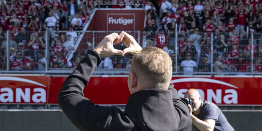 Trainer Mauro Lustrinelli lässt sich von den Fans feiern. (Archivbild)