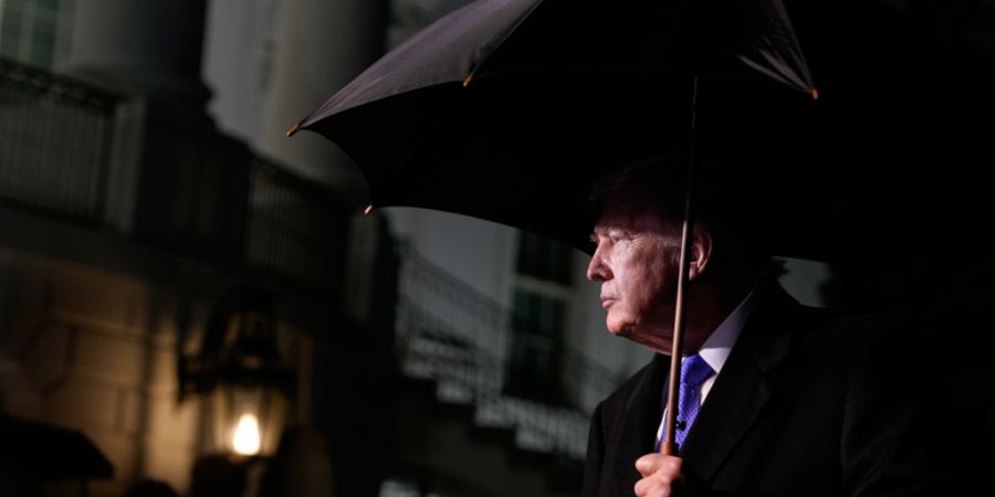 dpatopbilder - US-Präsident Donald Trump spricht mit Reportern, bevor er mit Marine One vom South Lawn des Weißen Hauses abfliegt. Foto: Alex Brandon/AP/dpa