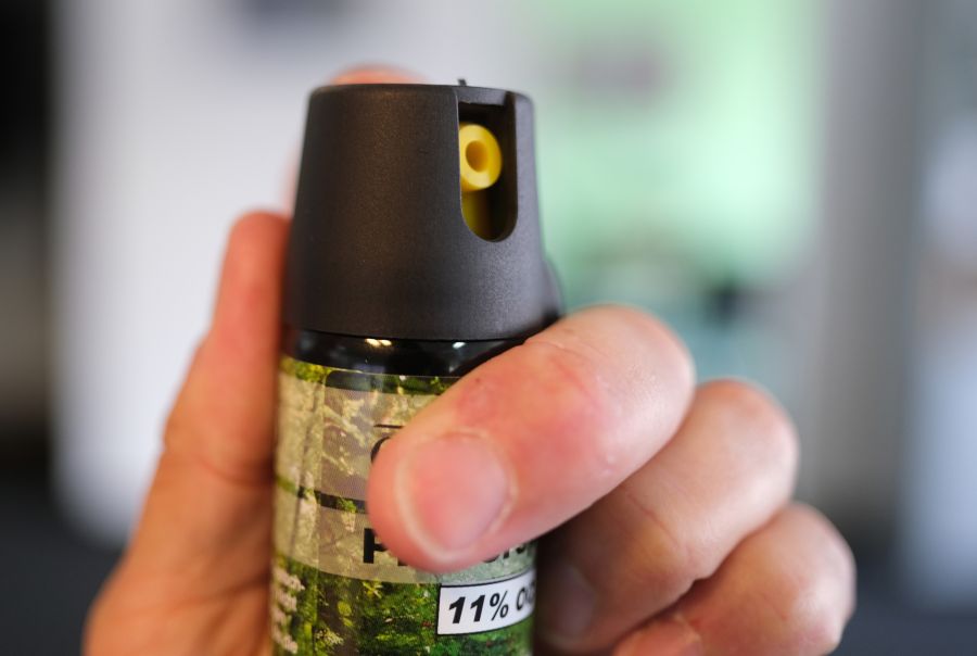 Als Steven K. irgendwann die Polizei ruft, eskaliert die Situation. Zwei Männer sprühen im Pfefferspray ins Gesicht.