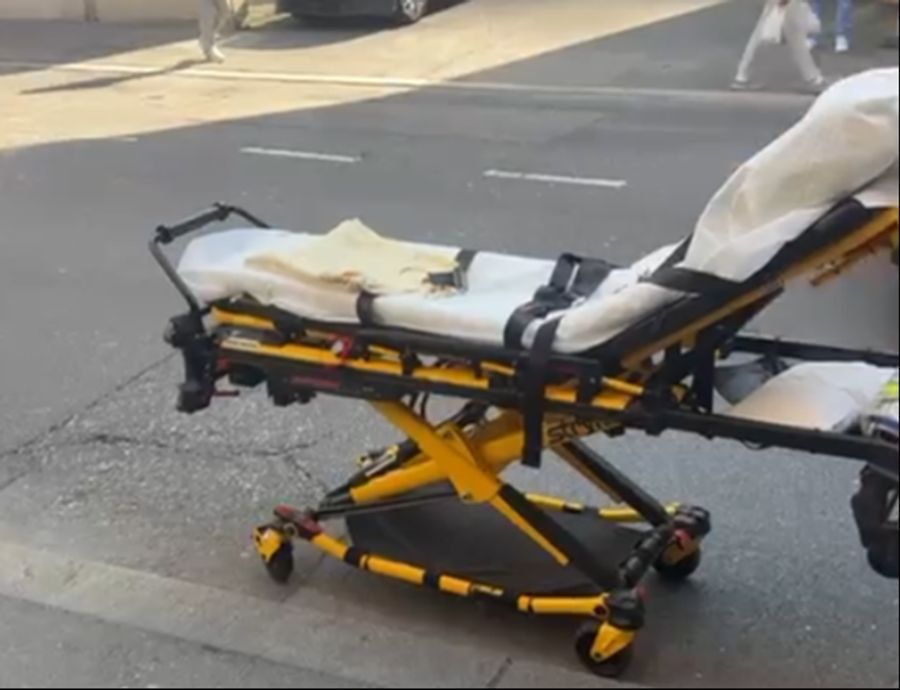 Ein Juwelier wurde durch mehrere Schüsse lebensbedrohlich verletzt.