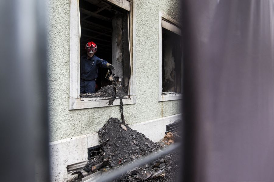 Ein 24-Jähriger gesteht eine Brandserie mit mindestens 14 Feuern seit 2024. (Symbolbild)