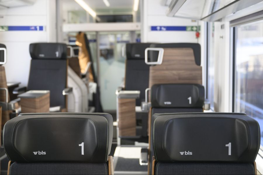 Er ist im Zwischenabteil zwischen zwei Wagen der 1. Klasse gestanden – hatte aber nur ein 2. Klass-GA dabei.