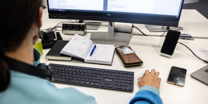 Frau büro Schreibtisch