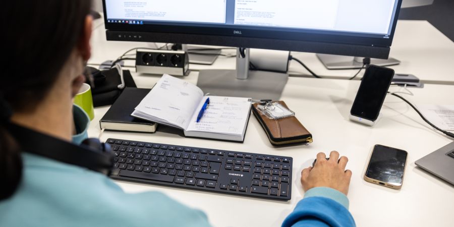 Frau büro Schreibtisch