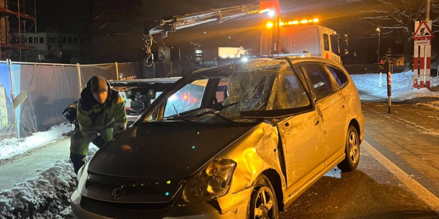 In den frühen Morgenstunden ist am Montag bei Niederwangen ein Auto auf die Seite gekippt und weitergeschlittert.