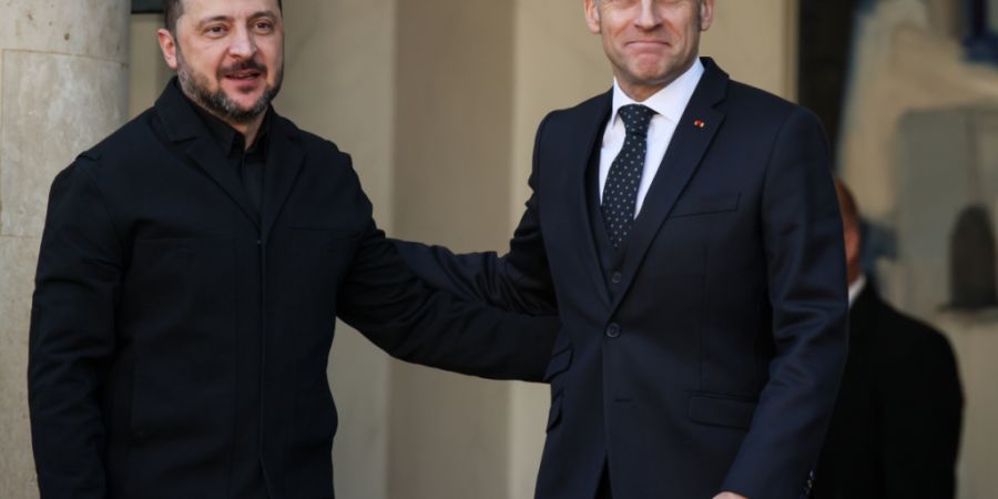 Der ukrainische Präsident Wolodymyr Selenskyj wird vom französischen Präsidenten Emmanuel Macron in Paris begrüßt. Foto: Thomas Padilla/AP/dpa