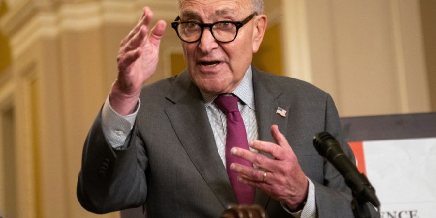 ARCHIV - Chuck Schumer, Minderheitenführer im Senat, spricht nach einem Treffen des US-Senats auf dem Capitol Hill. Foto: Allison Robbert/AP/dpa