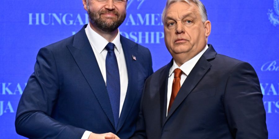 US-Vizepräsident JD Vance (l) schüttelt dem ungarischen Ministerpräsidenten Viktor Orban die Hand. Foto: Denes Erdos/AP/dpa