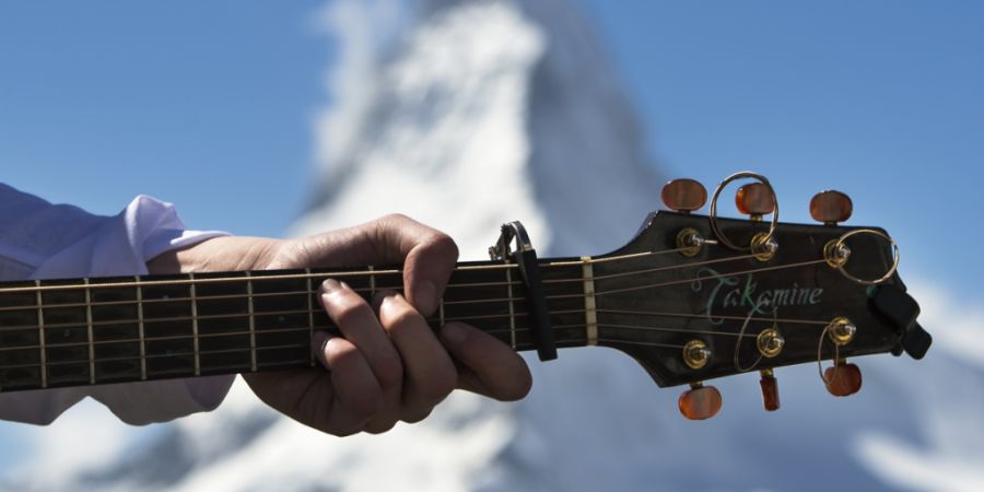 Akustische Musik und Bergpanorama: Das Zermatt Unplugged bespielt das Matterhorn seit 2007 jährlich mit Singer-Songwriting-Musik. Neu werden an der kommenden Ausgabe Atemübungen in ei...