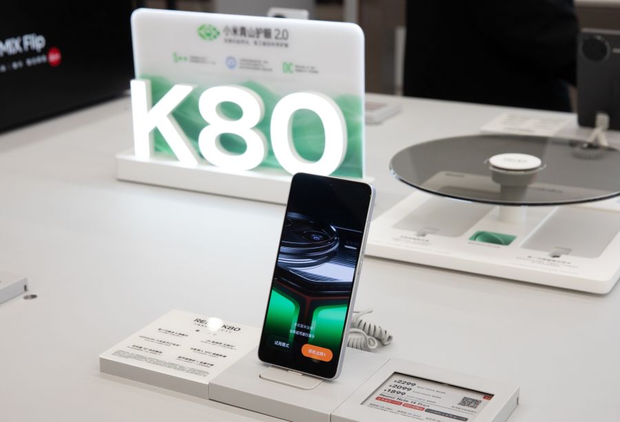 Da die Chips für Rechenzentren für Hersteller lukrativer sind, entsteht für Handy- und Laptop-Hersteller ein Engpass, was die Preise in die Höhe treibt.