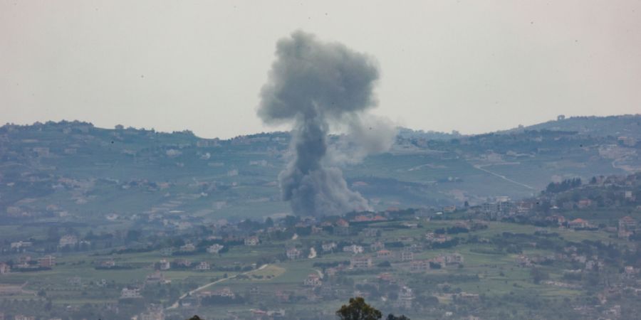 Nach einem israelischen Luftangriff in einem südlibanesischen Dorf nahe der israelischen Grenze steigt Rauch auf. Foto: Gil Cohen Magen/dpa