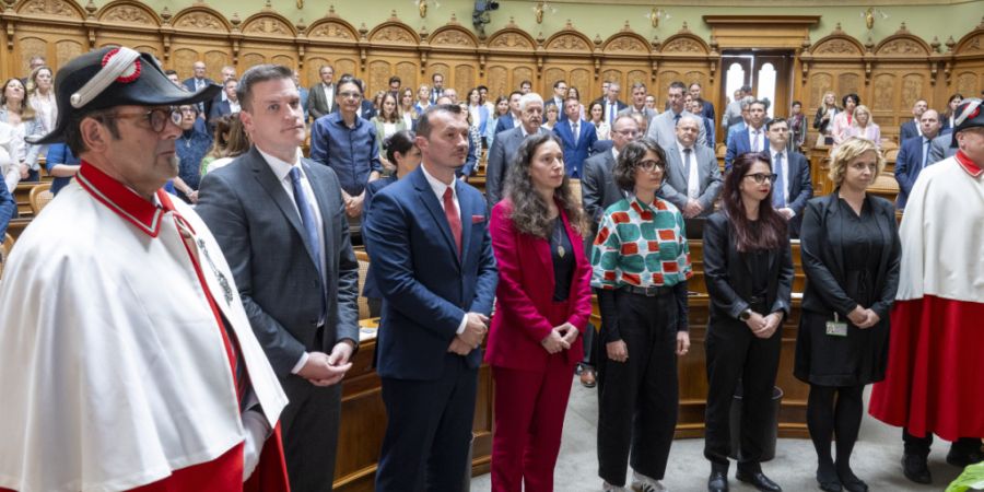 Ratsweibel Mario Gonzalez mit den neuen Nationalrätinnen und Nationalräten Loïc Dobler (SP/JU), Arbër Bullakaj (SP/SG), Laura Gantenbein, (Grüne/SO), Anna-Béatrice Schmaltz (Grün...