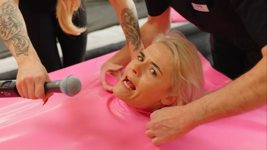 Wohl ein wenig zu eng: Hazel Brugger im Latex-Vakuumbett.