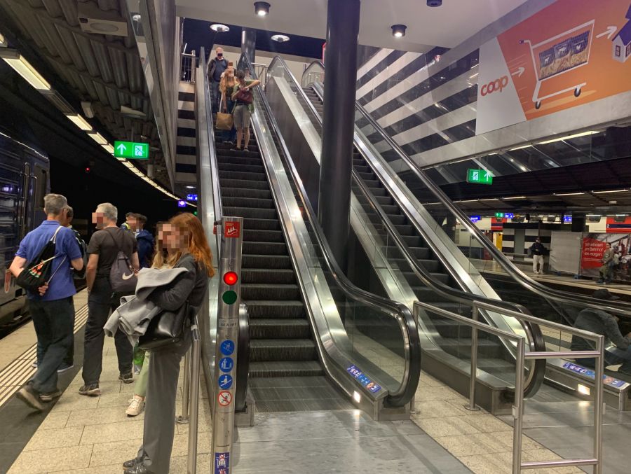 Die beiden E-Biker kamen nach ihrer Rolltreppenfahrt von der Passage Sihlquai im Zürcher Hauptbahnhof runter zum Gleis 43/44 heil an.