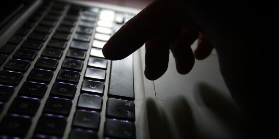 Den Verhafteten werden namentlich schwere Geldwäscherei, Romance Scam sowie Cyber-Betrugsdelikte mit Schäden in Millionenhöhe vorgeworfen. (Symbolbild)