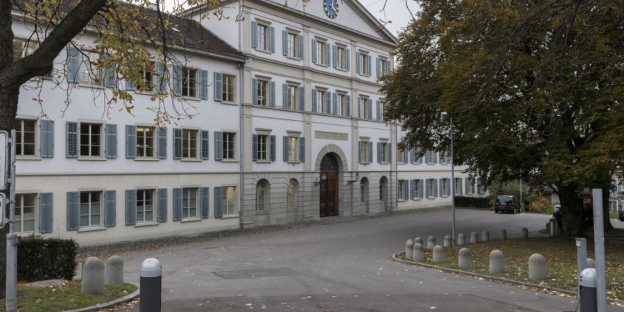 Eine 51-jährige Frau steht vor dem Zürcher Obergericht, weil sie ihren Ehemann mit Brennsprit übergossen und angezündet haben soll. (Symbolbild)