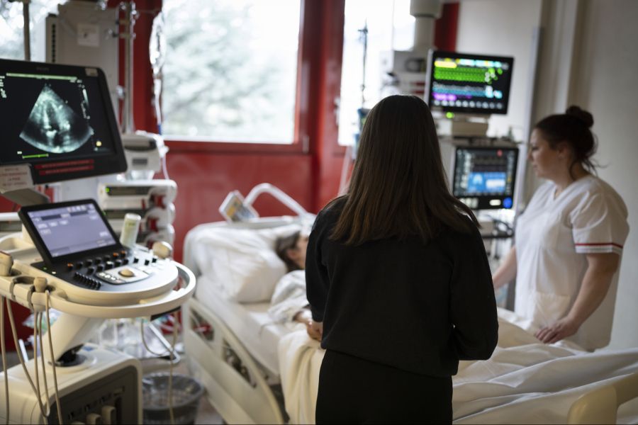 Schon seit einigen Jahren muss sich das Pflege-und Fachpersonal mit gewaltsamen Angriffen im Arbeitsalltag herumschlagen. (Symbolbild)