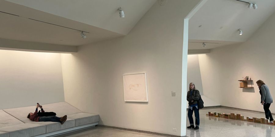 Sofas in der Ausstellung der US-Künstlerin Carol Bove sind im New Yorker Guggenheim Museum ausgestellt. Foto: Christina Horsten/dpa