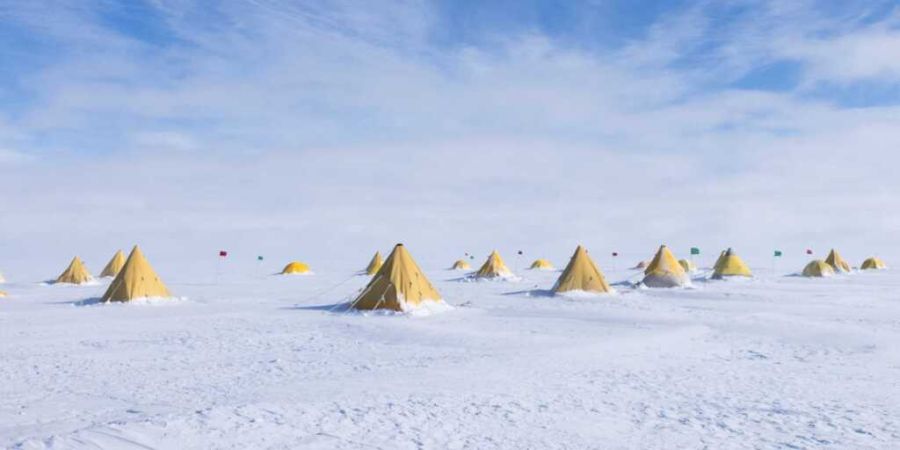 Das 29-köpfige Forschungsteam verbrachte 10 Wochen in einem abgelegenen Forschungscamp in der Antarktis, um den Bohrkern zu gewinnen.
