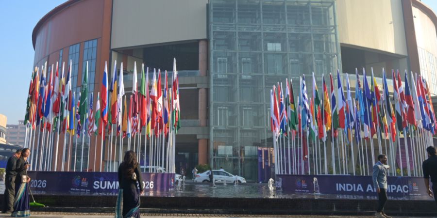 Flaggen verschiedener Länder hängen am Veranstaltungsort eines KI-Gipfels in Indien. Foto: Uncredited/AP/dpa