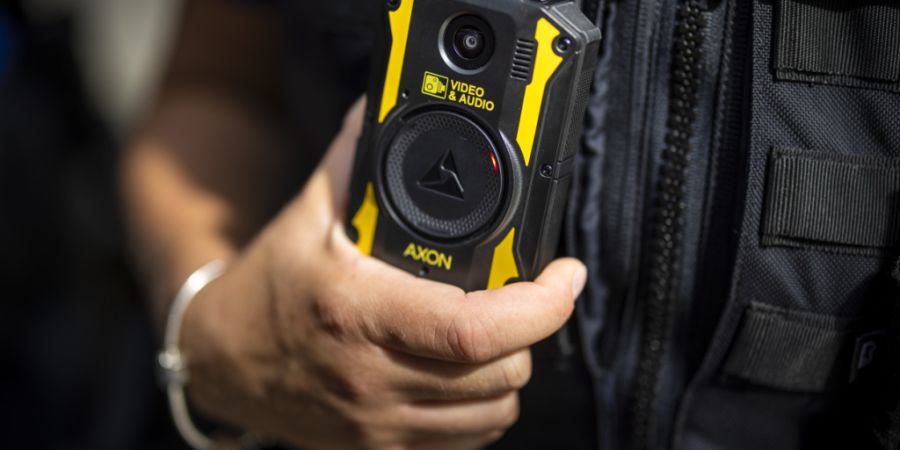 Die SBB haben Bodycams getestet und auch die Baselland Transport AG will sie einsetzen. Laut dem Bund fehlt derzeit jedoch eine ausreichend bestimmte Gesetzesgrundlage für den Einsatz....