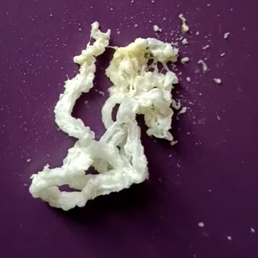 «Das klebrige Zeug frisst sich in den Stoff rein», sagt Claudia Leslie, Präsidentin der «Zwölfistei-Häxe Hinwil».