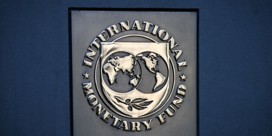 ARCHIV - Das Logo des Internationalen Währungsfonds (IWF) an der Fassade des Tagungsgebäudes in Washington. Foto: Soeren Stache/dpa