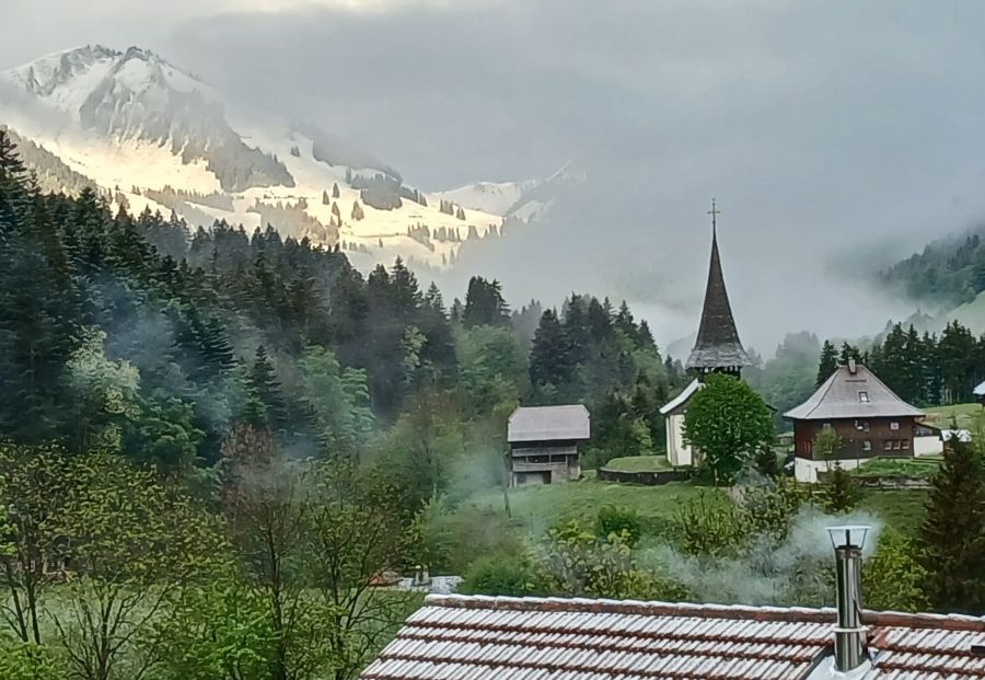 In Jaun FR (1015 m ü. M.) blickte man heute Morgen beim Erwachen auch auf schneebedeckte Berge.