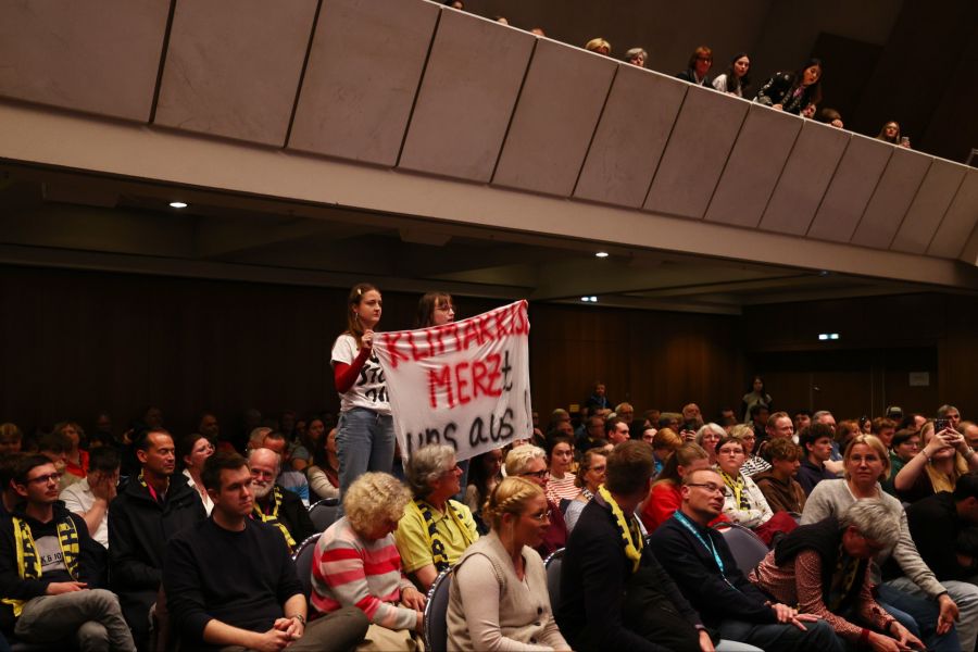 Seine Aussagen, darunter auch zum Klimaschutz und der Politikverdrossenheit junger Menschen, wurden vereinzelt mit Kopfschütteln quittiert.
