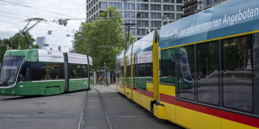 Die Trams der Baselland Transport BLT (rechts im Bild) beförderten 2025 mehr Fahrgäste, die Busse jedoch weniger. (Archivbild)