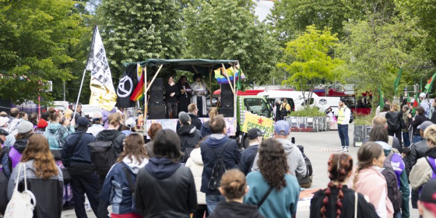 Rund 1000 Menschen demonstrierten am Samstag am Christopher Street Day in Bern für die Rechte und Sicherheit queerer Menschen.