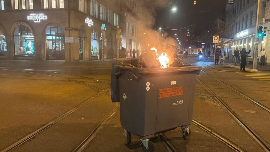 Auch Container wurden in Brand gesetzt.