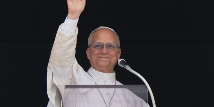 Papst Leo XIV. erteilt seinen Segen. Foto: Andrew Medichini/AP/dpa