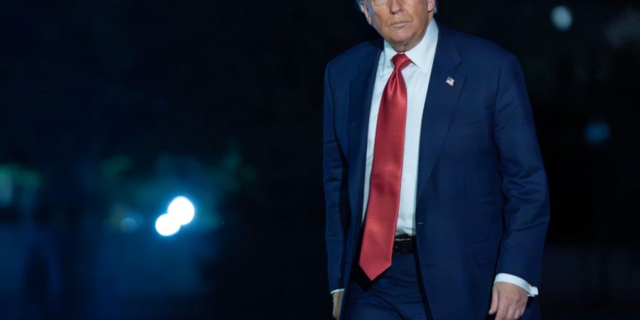 US-Präsident Donald Trump geht bei seiner Ankunft im Weißen Haus auf dem South Lawn. Foto: Jose Luis Magana/AP/dpa