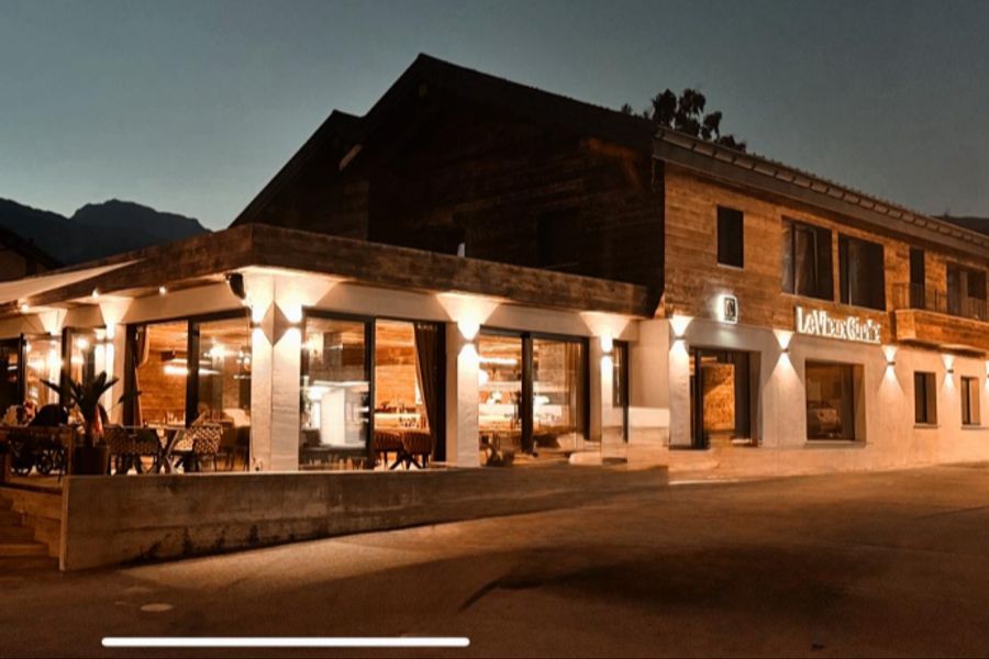 Jacques Moretti soll sich während des Feuers in einem anderen Lokal aufgehalten haben, seine Frau Jessica soll in der Bar gewesen sein.