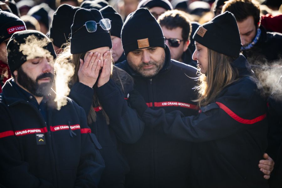 Auch die Einsatzkräfte, die während der Brand-Nacht vor Ort waren, kämpfen mit den Tränen.