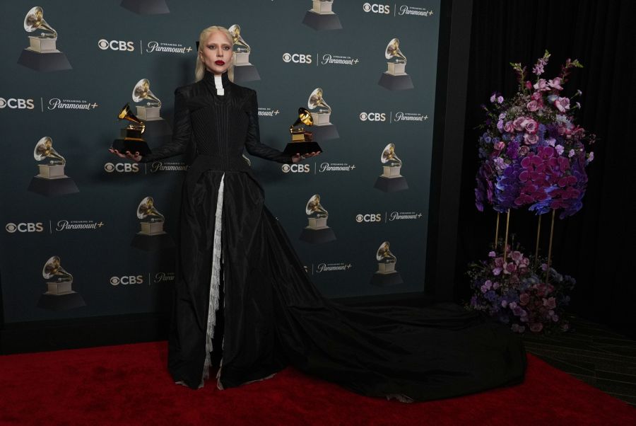 Lady Gaga inszeniert sich als schwarze Priesterin – düster, streng und mit dramatischem Kragen. Dafür gab’s gleich zwei Grammys in den Händen.
