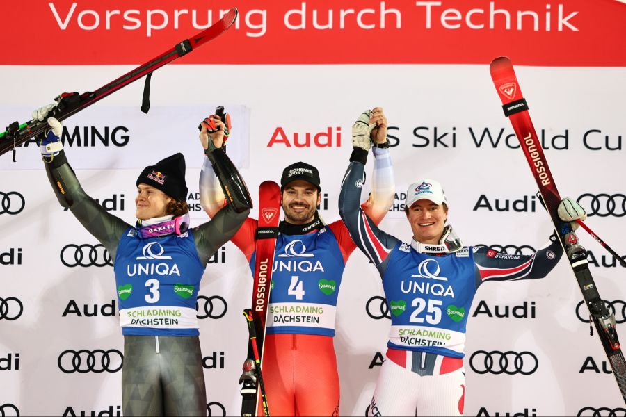 Beim Nacht-Riesenslalom in Schladming triumphiert Loïc Meillard vor Lucas Pinheiro Braathen und Alban Elezi Cannaferina.
