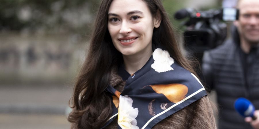 Sanija Ameti bei ihrer Ankunft am Bezirksgericht Zürich. Der Prozess zog viel Publikum an.