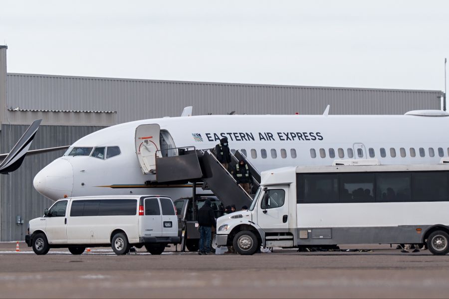 Zudem werden die meisten Abschiebe-Flüge von Privatfirmen durchgeführt. Damit machen etwa «CSI Aviation» und «Salus Worldwide Solutions» viel Geld. (Symbolbild)