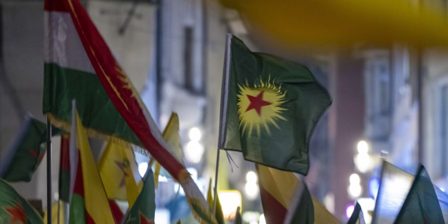 Erneut demonstrierten am Montagabend Menschen in Luzern gegen das Vorgehen der syrischen Regierung in bisher kurdisch kontrollierten Gebieten im Norden des Landes. (Archivbild)