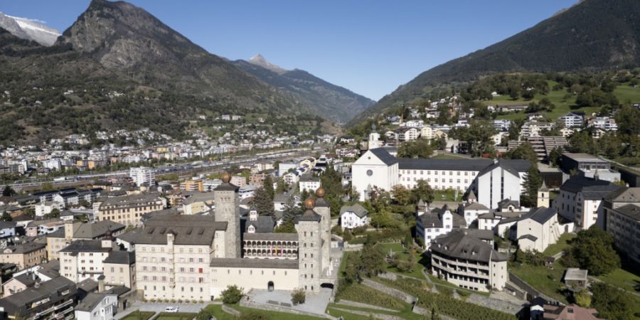 Luftaufnahme der Gemeinde Brig-Glis mit dem Stockalperpalast, gebaut von 1646-1666, dem Stockalper Garten und dem Gasthaus und Asyl-Heim St. Ursula, rechts.