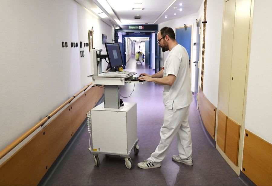 Die Abwanderung von Pflegekräften hat die Sterblichkeit in grenznahen deutschen Spitälern um 4,4 Prozent steigen lassen. (Symbolbild)