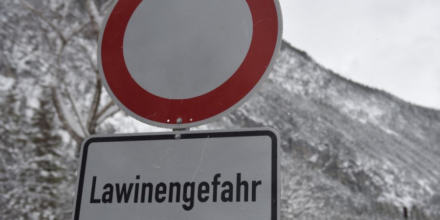 ARCHIV - Ein «Lawinengefahr»-Schild. Foto: Angelika Warmuth/dpa
