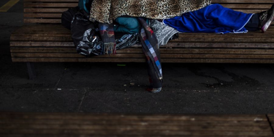 In der Stadt St. Gallen gibt es immer mehr Menschen ohne eine Wohnung. Szenen wie hier in Zürich könnten gemäss Fachleuten daher künftig zunehmen. (Symbolbild)